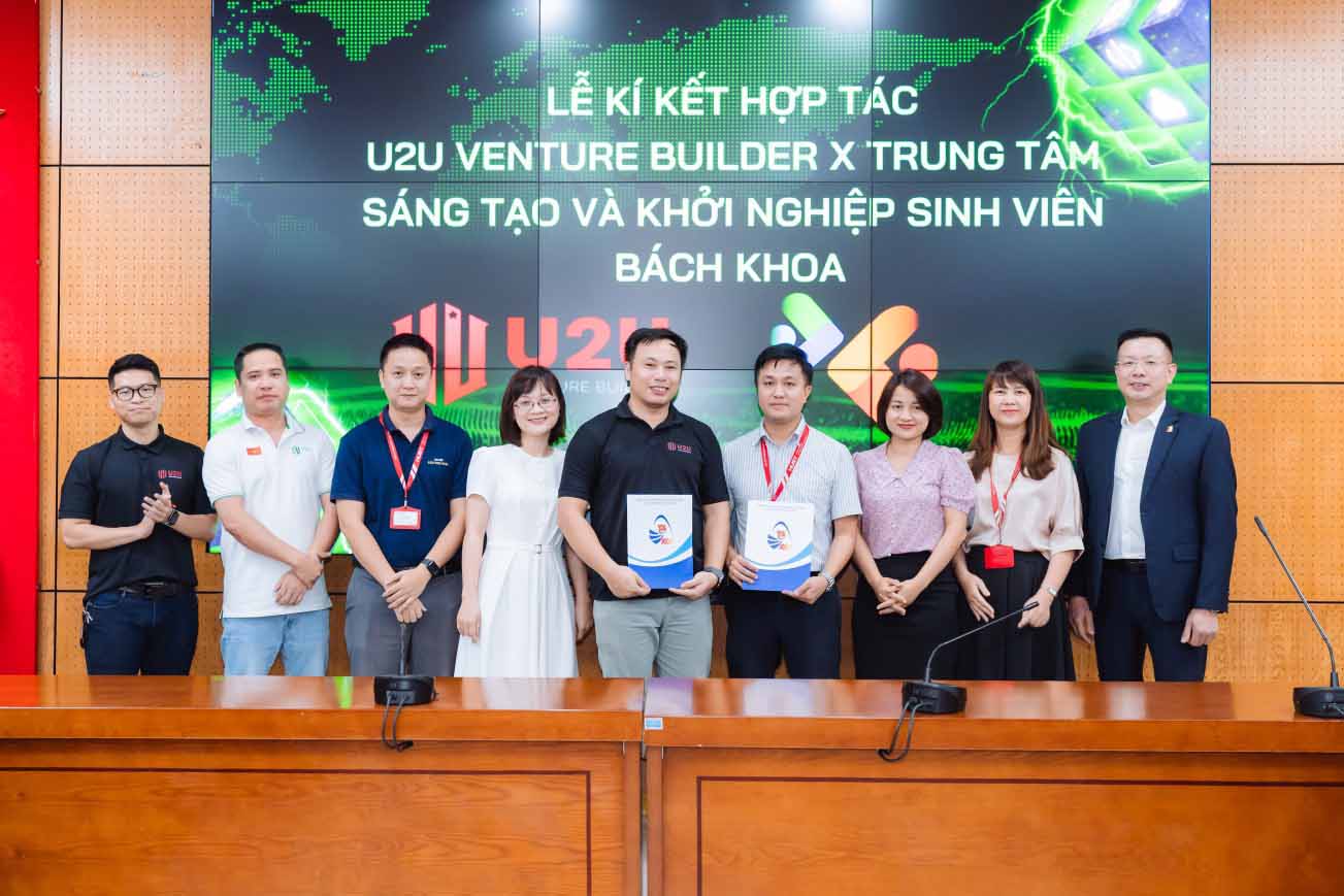 Đại diện của U2U Venture Builder ký kết biên bản ghi nhớ với Trung tâm Sáng tạo và Khởi nghiệp - Đại học Bách khoa Hà Nội.