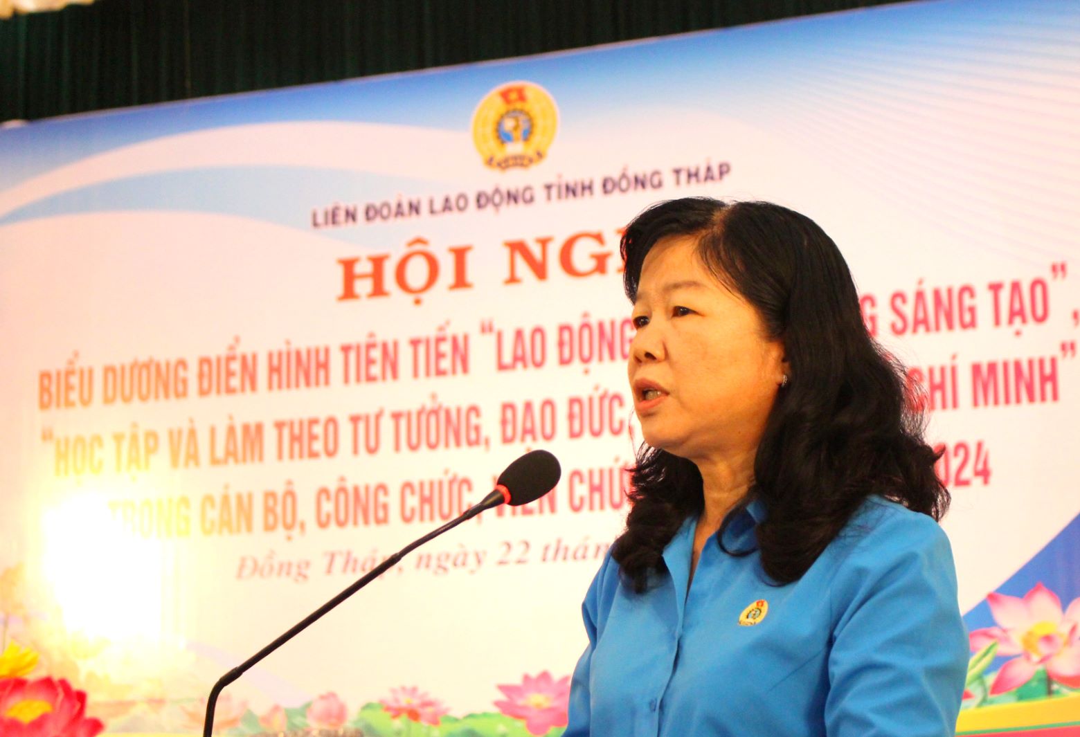 Bà Huỳnh Thị Tuyết Vui- Chủ tịch LĐLĐ tỉnh Đồng Tháp phát biểu tại Hội nghị. Ảnh: Tùng Linh