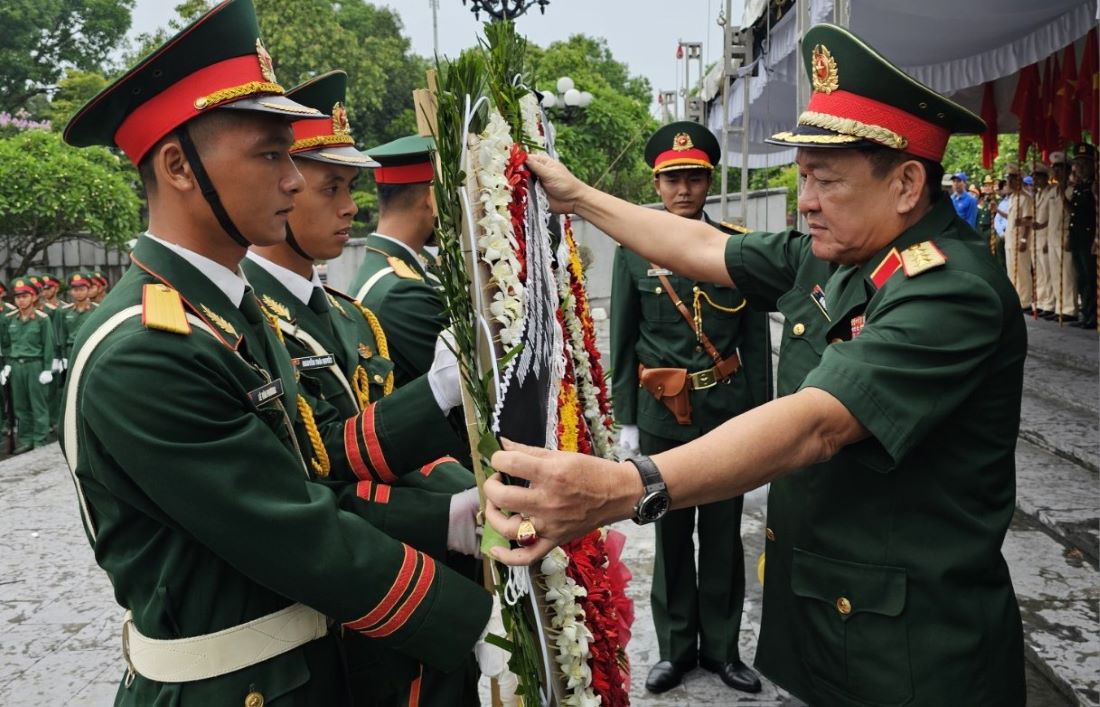 Đến ngày 22.5, tỉnh Quảng Trị tổ chức lễ truy điệu cho 12 hài cốt liệt sĩ. Trong ảnh, thượng tướng Võ Minh Lương - Thứ trưởng Bộ Quốc phòng, Phó Trưởng Ban Chỉ đạo Quốc gia 515 - Cơ quan Thường trực Ban Công tác đặc biệt Chính phủ nước CHXHCN Việt Nam sửa vòng hoa để dâng lên các liệt sĩ.