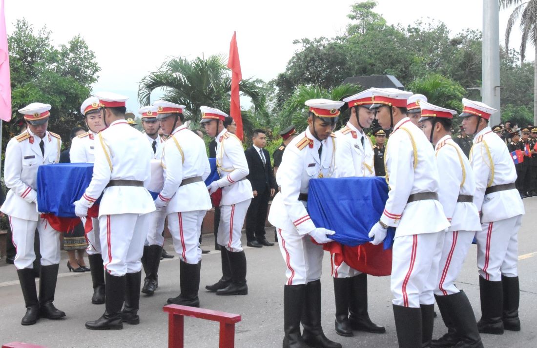 Tỉnh Savannakhet bàn giao hài cốt liệt sĩ quân tình nguyện và chuyên gia Việt Nam hi sinh tại Lào được tìm kiếm, quy tập trong mùa khô 2023-2024 cho tỉnh Quảng Trị tại cửa khẩu.  