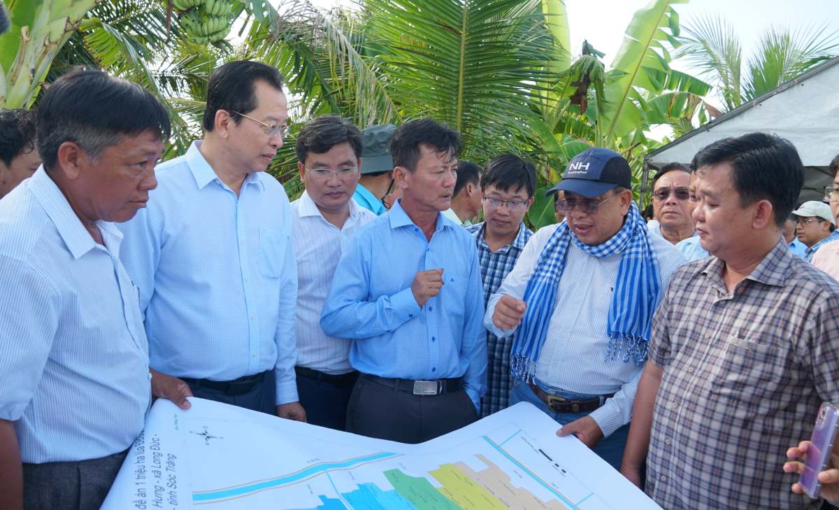 Lãnh đạo Cục trồng trọng (Bộ NN&PTNT) cùng lãnh đạo UBND tỉnh Sóc Trăng trao đổi về Đề án 1 triệu ha lúa chất lượng cao tại tỉnh Sóc Trăng. Ảnh: Phương Anh