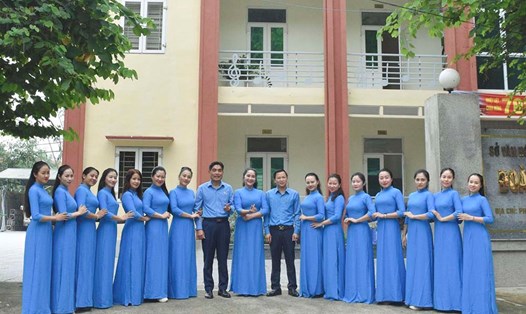 Lãnh đạo LĐLĐ tỉnh Điện Biên trao tặng áo dài cho nữ đoàn viên công đoàn Đoàn nghệ thuật tỉnh Điện Biên. Ảnh: Trần Nga