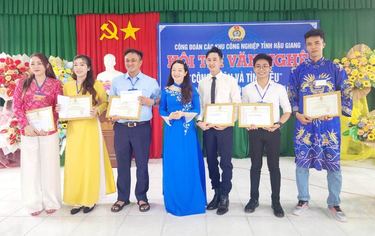 Lãnh đạo LĐLĐ tỉnh Hậu Giang trao thưởng cho các cá nhân. Ảnh: CĐ các KCN tỉnh Hậu Giang