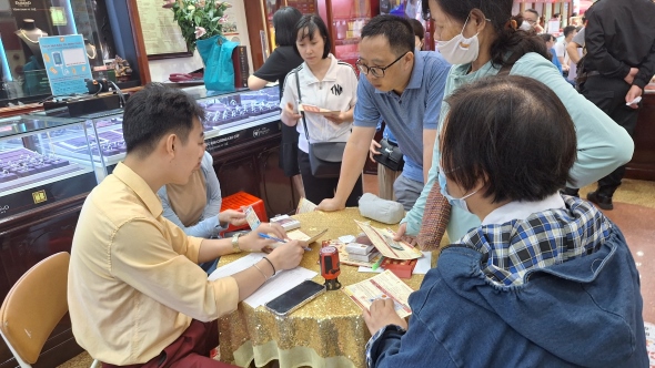 Cửa hàng Bảo Tín Minh Châu đưa ra chương trình khuyến mãi cho khách hàng mua vàng tại đây. Ảnh: Đền Phú