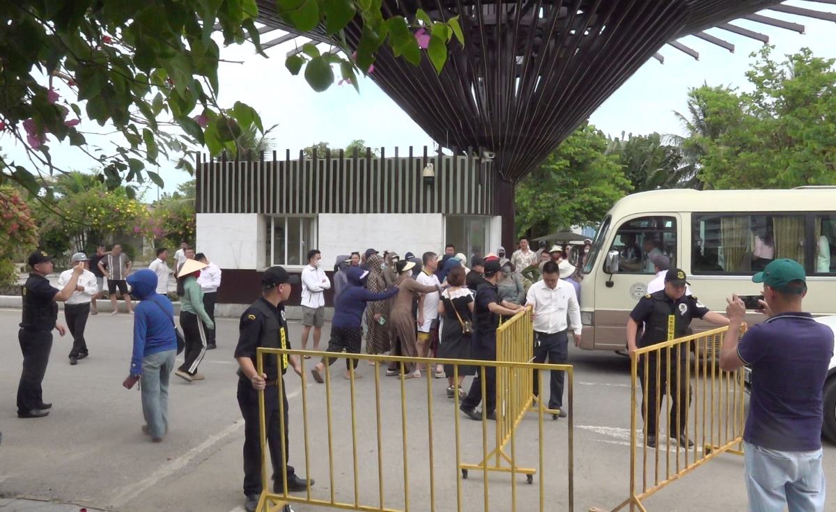 Rất đông người tập trung tại khu cổng chính của khu nghỉ dưỡng FLC Sầm Sơn vào chiều 17.5 Ảnh: Quách Du
