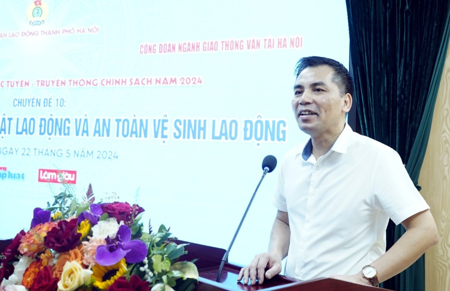 Phó Chủ tịch Thường trực LĐLĐ thành phố Hà Nội Lê Đình Hùng phát biểu chỉ đạo tại buổi Đối thoại - giao lưu trực tuyến.