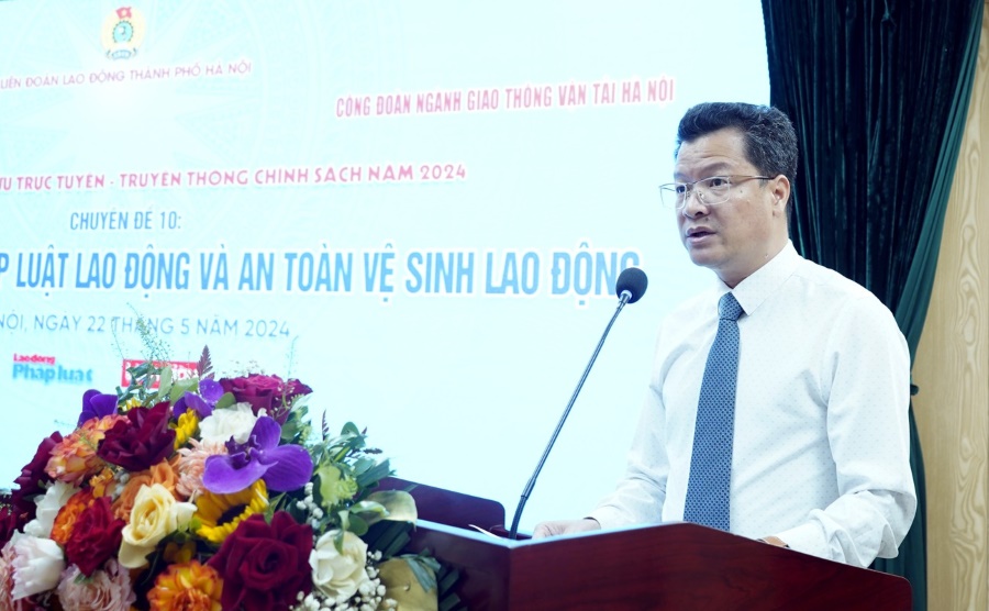 Phó Tổng biên tập Báo lao động Thủ đô Đinh Tuấn Anh phát biểu khai mạc buổi Đối thoại - giao lưu trực tuyến. 