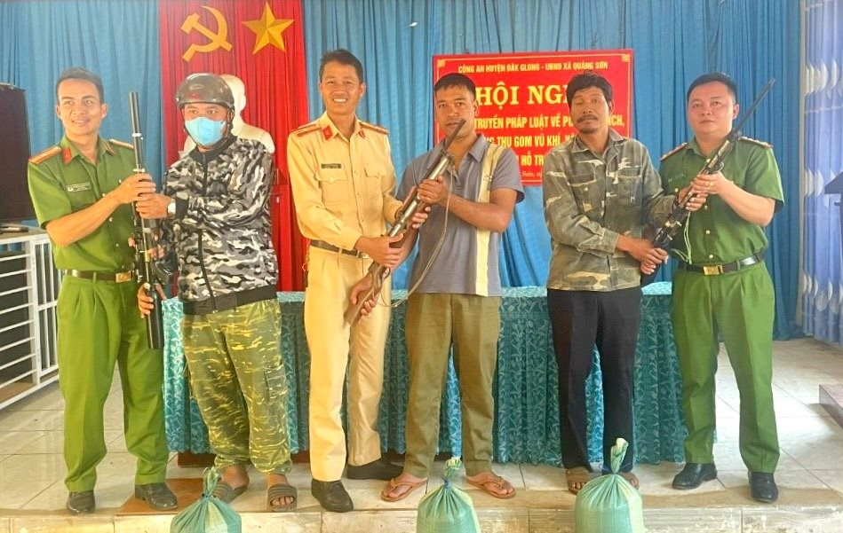 Người dân Đắk Nông chủ động giao nộp súng tự chế, cac loại vũ khí cơ quan chức năng. Ảnh: Hồng Long