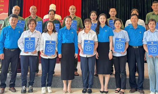 Công đoàn ngành Xây dựng Hà Nội trao Quyết định kết nạp đoàn viên và thành lập Công đoàn cơ sở trong tháng 5. Ảnh: CĐN