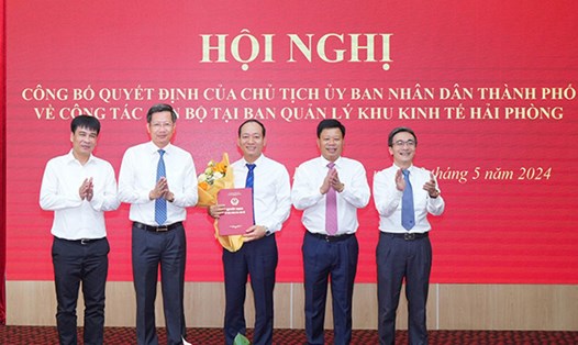 Ông Nguyễn Quang Minh (đứng giữa) được bổ nhiệm làm Phó trưởng Ban quản lý Khu Kinh tế Hải Phòng. Ảnh: Đàm Thanh