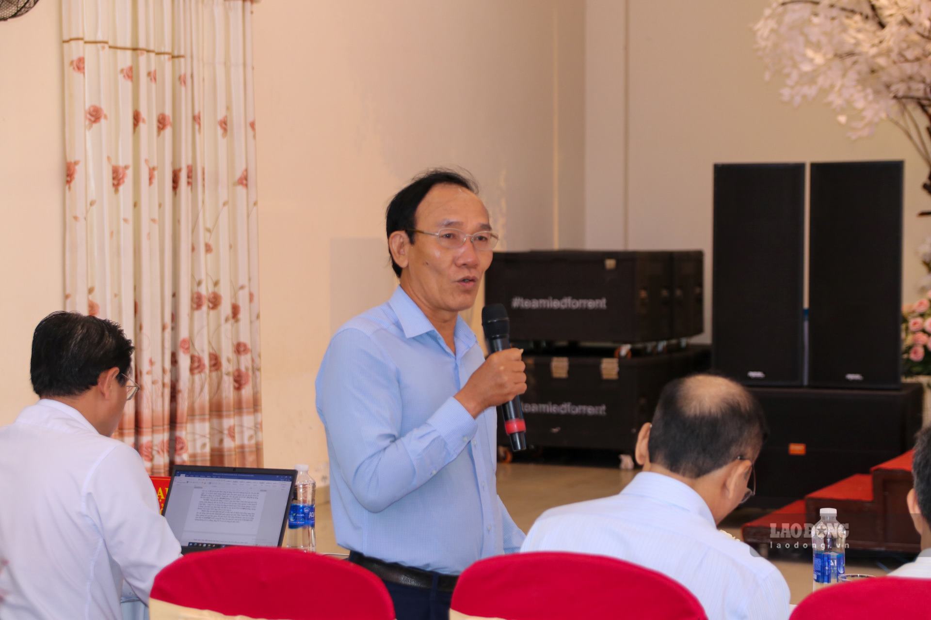 Ông Hồ Dần - Phó Giám đốc Sở LĐTB&XH Thừa Thiên Huế thông tin đến buổi đối thoại. Ảnh: Nguyễn Luân.