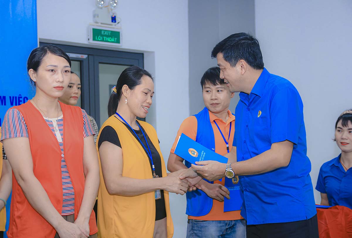 Chủ tịch LĐLĐ tỉnh Nghệ An Kha Văn Tám trao quà cho công nhân lao động. Ảnh: Trần Vân