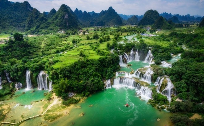 Thác Bản Giốc nằm trong danh sách 21 thác nước đẹp nhất thế giới. Ảnh: Nguyễn Việt Tùng.