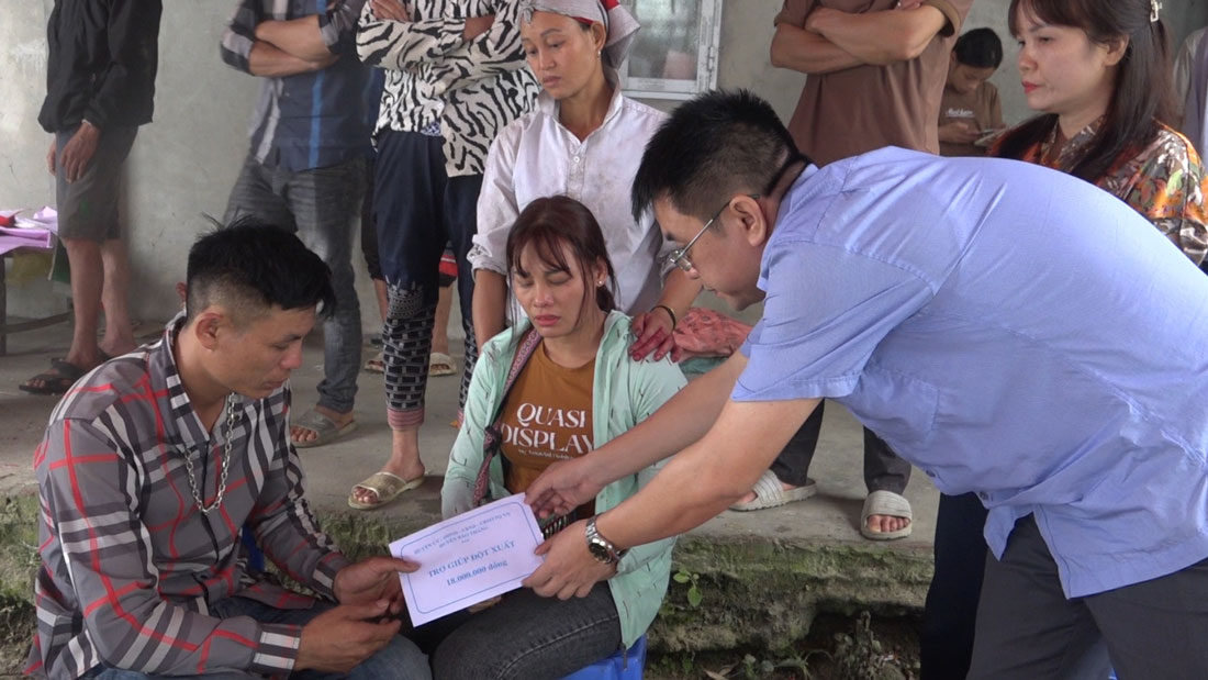 Ngày 22.5, đoàn công tác của huyện Bảo Thắng đã đến thăm hỏi, động viên gia đình có trẻ em bị đuối nước. Ảnh: Đinh Đại