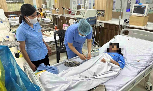 Hình ảnh cháu bé bị ong đốt, đang điều trị tại Bệnh viện Trẻ em Hải Phòng. Ảnh: Mai Dung