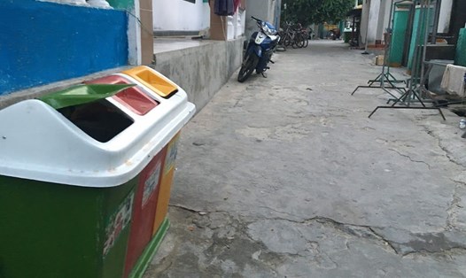 Các thùng rác sơn chỉ thị màu riêng để cư dân đảo Cù Lao Chàm phân loại rác tại nguồn. Ảnh: Thanh Hải