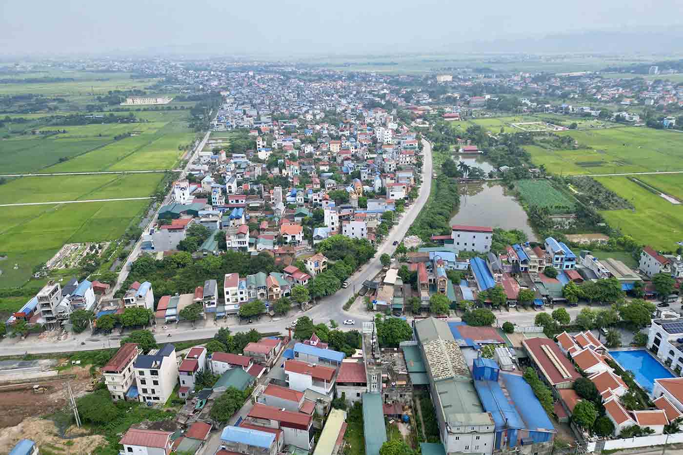 Quốc lộ 21B, đoạn qua huyện Ứng Hòa, Hà Nội dài khoảng 22km, trong đó, đoạn từ tỉnh lộ 424 đến hết địa phận Ứng Hoà dài khoảng 10km chưa được mở rộng. Ảnh: Hữu Chánh