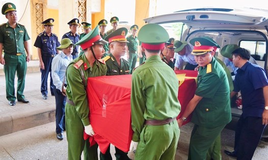 16 hài cốt liệt sĩ quân tình nguyện và chuyên gia Việt Nam được đón từ Lào về. Ảnh: N.Hoàng