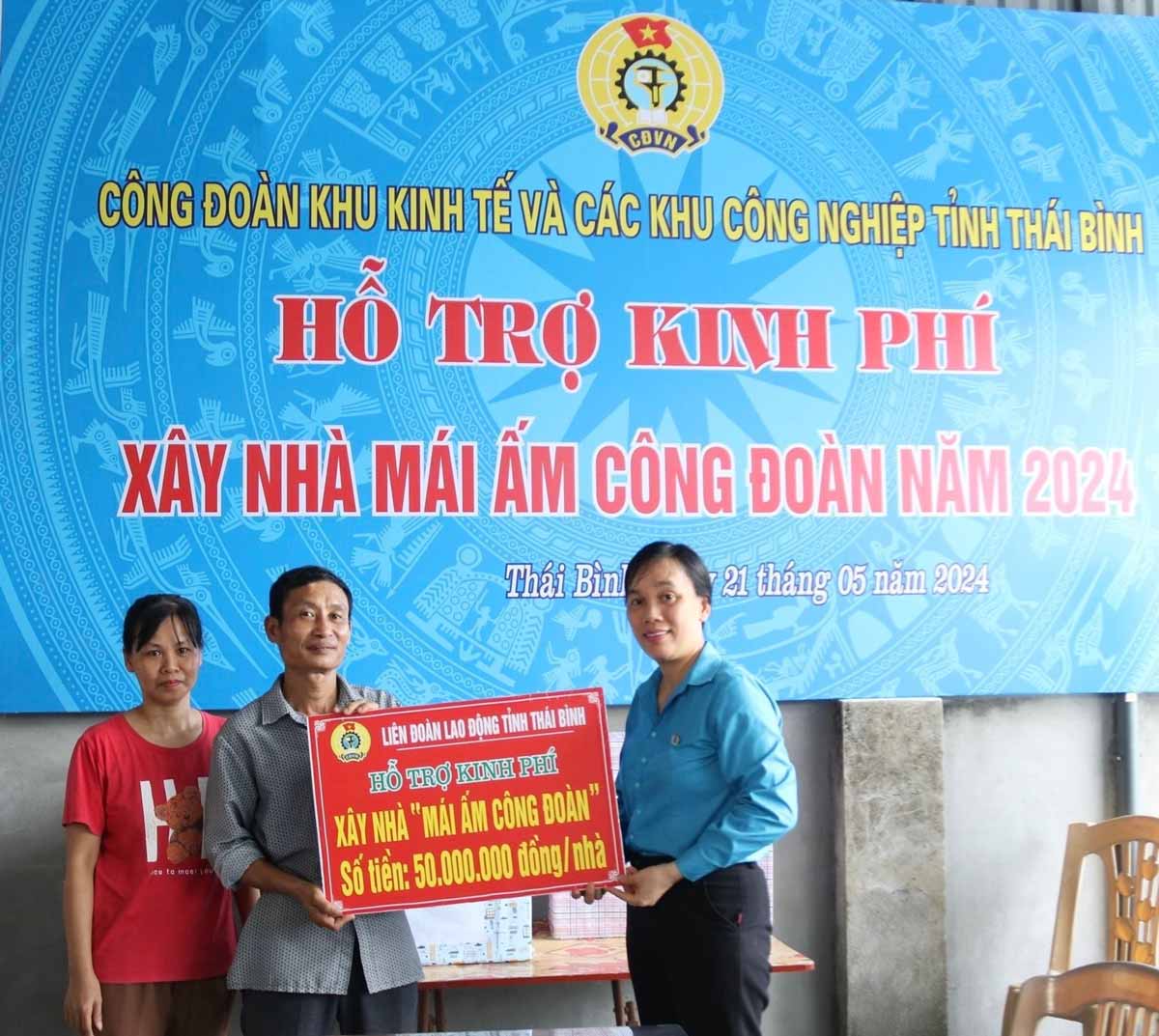 Lãnh đạo LĐLĐ tỉnh Thái Bình trao kinh phí hỗ trợ xây nhà Mái ấm Công đoàn cho đoàn viên Trần Đình Thuấn. Ảnh: Bá Mạnh