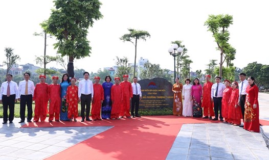 Các đại biểu thực hiện nghi thức gắn biển công trình Vườn hoa hồ phường Thượng Thanh, quận Long Biên. Ảnh: Hanoi.gov