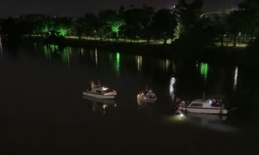 Lực lượng chức năng triển khai tìm kiếm tung tích nam thanh niên nhảy cầu. Ảnh: Công Định.