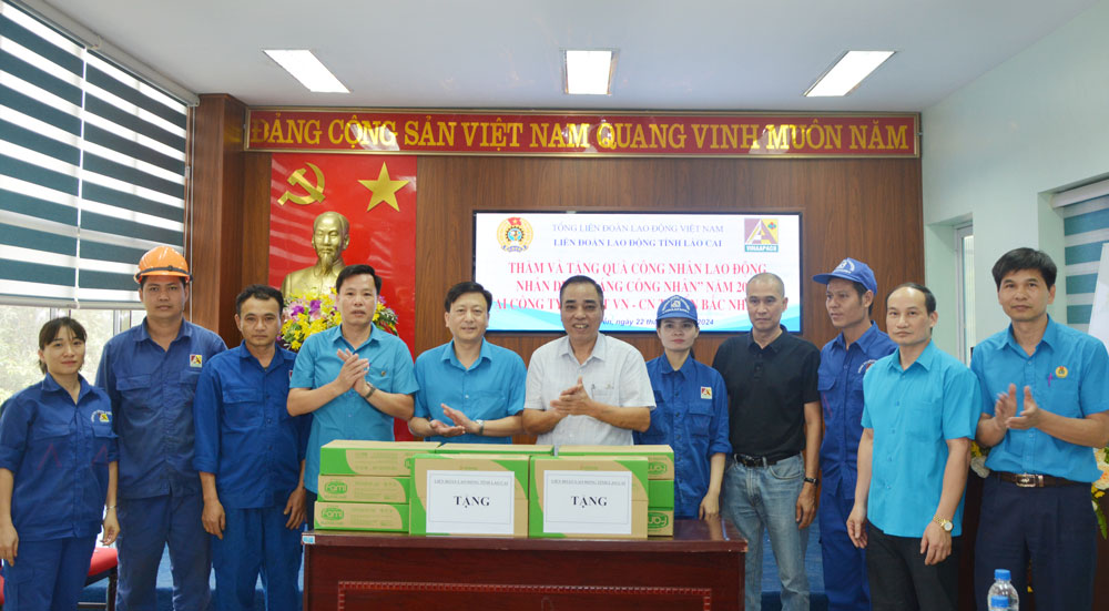 Đoàn công tác của Liên đoàn Lao động tỉnh Lào Cai thăm, tặng quà đoàn viên, người lao động Chi nhánh Tuyển Bắc Nhạc Sơn.