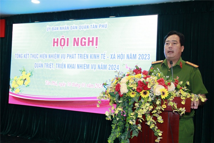 Đại tá Nghiêm Văn Út, Trưởng Công an quận Tân Phú báo cáo công tác đảm bảo an ninh chính trị, an toàn trật tự trên địa bàn hồi tháng 1.2024. Ảnh: Quận Tân Phú