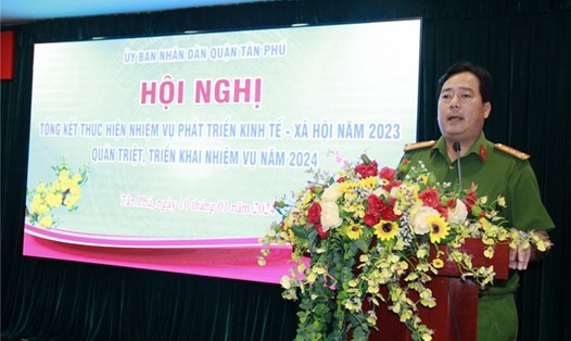 Đại tá Nghiêm Văn Út, Trưởng Công an quận Tân Phú báo cáo công tác đảm bảo an ninh chính trị, an toàn trật tự trên địa bàn hồi tháng 1.2024. Ảnh: Quận Tân Phú