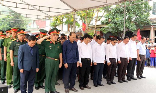 Các đại biểu tưởng niệm các anh hùng liệt sĩ Việt Nam đã hi sinh trên đất Lào. Ảnh: Anh Tuấn