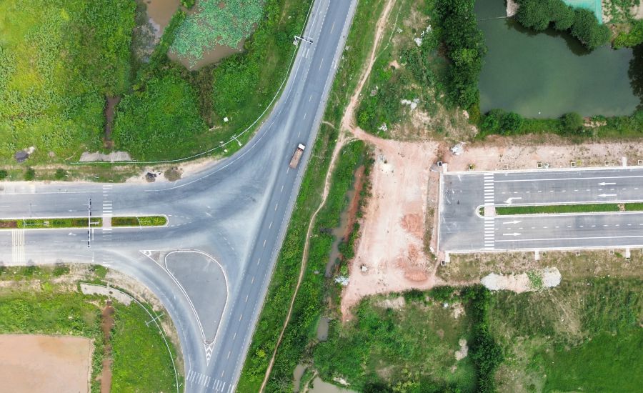 Tuyến đường Điện Biên Phủ từ cầu Nhật Lệ 2 đến đường tránh Quốc lộ 1 đoạn qua TP Đồng Hới vẫn chưa được đấu nối vì vướng dự án BOT. Ảnh: Công Sáng