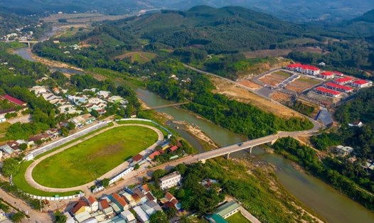 Miền núi Quảng Nam khan hiếm nguồn nguyên vật liệu để xây dựng các công trình hạ tầng thiết yếu. Ảnh: Nguyễn Hoàng
