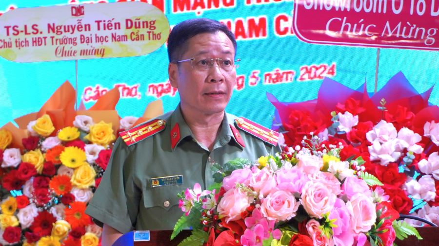 Đại tá Vũ Thành Thức - Phó Giám đốc Công an TP Cần Thơ phát biểu tại buổi lễ. Ảnh: Yến Phương