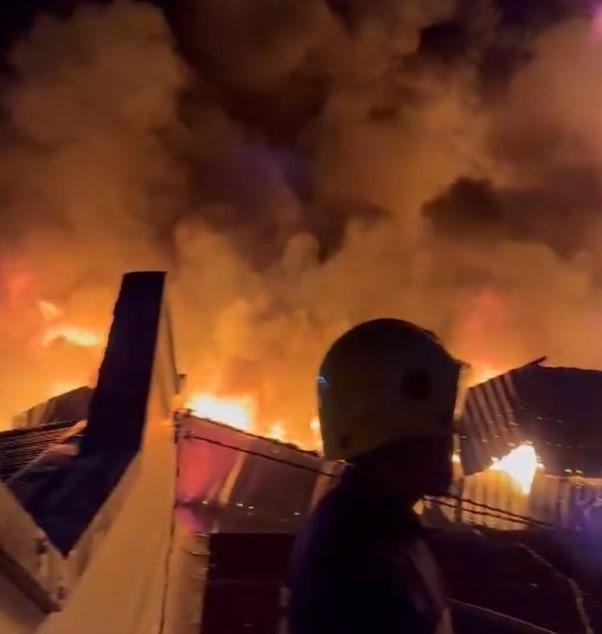 Cháy lớn ở công ty kinh doanh băng keo tại Bình Dương. Ảnh: Bạn đọc cung cấp