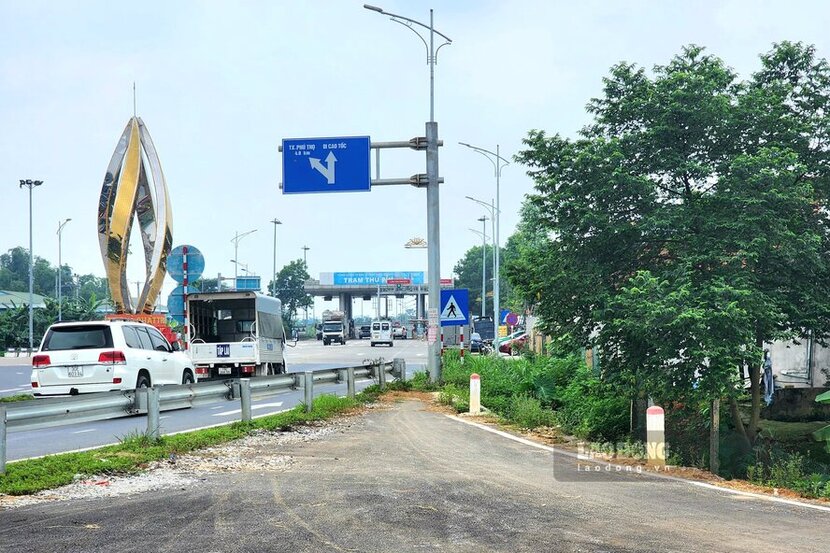 Có thể thấy, tuyến đường này nếu không bị chặn sẽ giao nhau với tuyến đường dẫn từ nút giao IC9 cao tốc Nội Bài - Lào Cai đến đường Hồ Chí Minh (đều thuộc địa phận xã Hà Lộc), từ vị trí bị chặn đến trạm thu phí của cao tốc chỉ cách khoảng 200m. Ảnh: Tô Công.