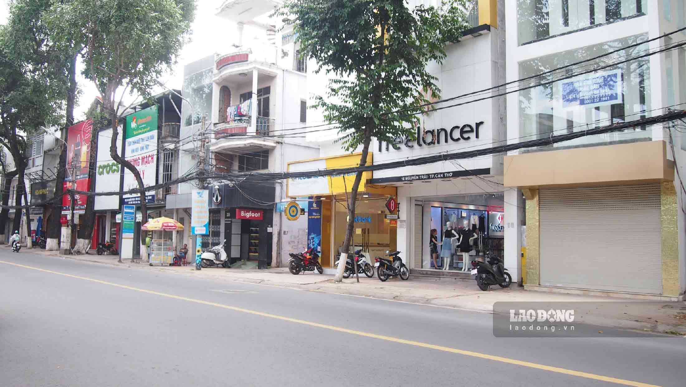 Đường Nguyễn Trãi (quận Ninh Kiều, TP Cần Thơ) hay còn gọi là tuyến đường thời trang hiện không khí mua sắm khá vắng vẻ. Ảnh: Bích Ngọc