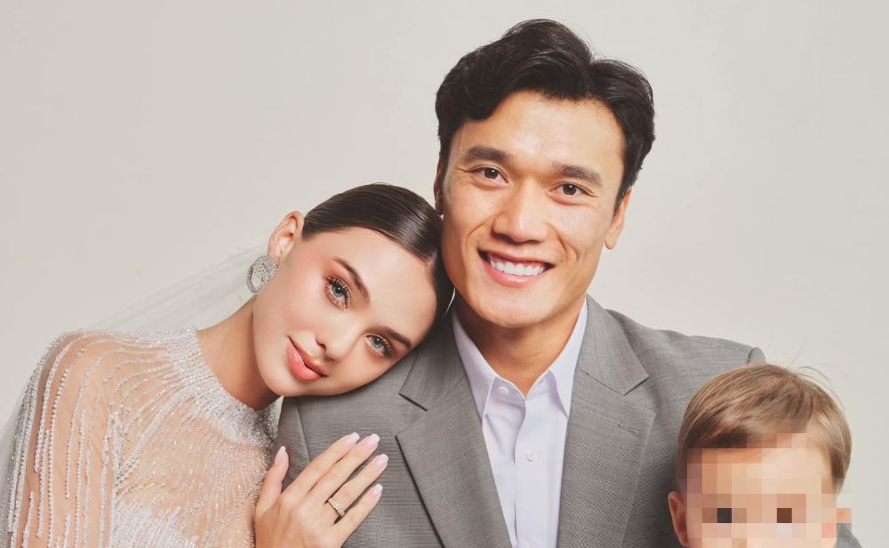 Thủ môn Bùi Tiến Dũng và bà xã kỉ niệm 2 năm ngày cưới. Ảnh: FBNV