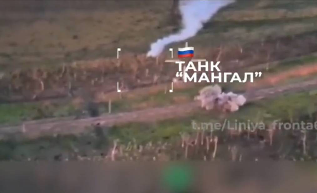 Xe tăng “Tsar-Grill” dường như bị máy bay không người lái kamikaze của Ukraina tấn công, nhưng không bị hư hại gì. Ảnh cắt từ video