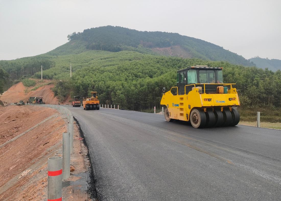 Khi toàn bộ tuyến đường hoàn thành, sẽ rút ngắn quãng đường đi từ Lạng Sơn đến (tính từ km 74+700, QL 4B) đến TP.Hạ Long chỉ khoảng 60km. Ảnh: Nguyễn Hùng