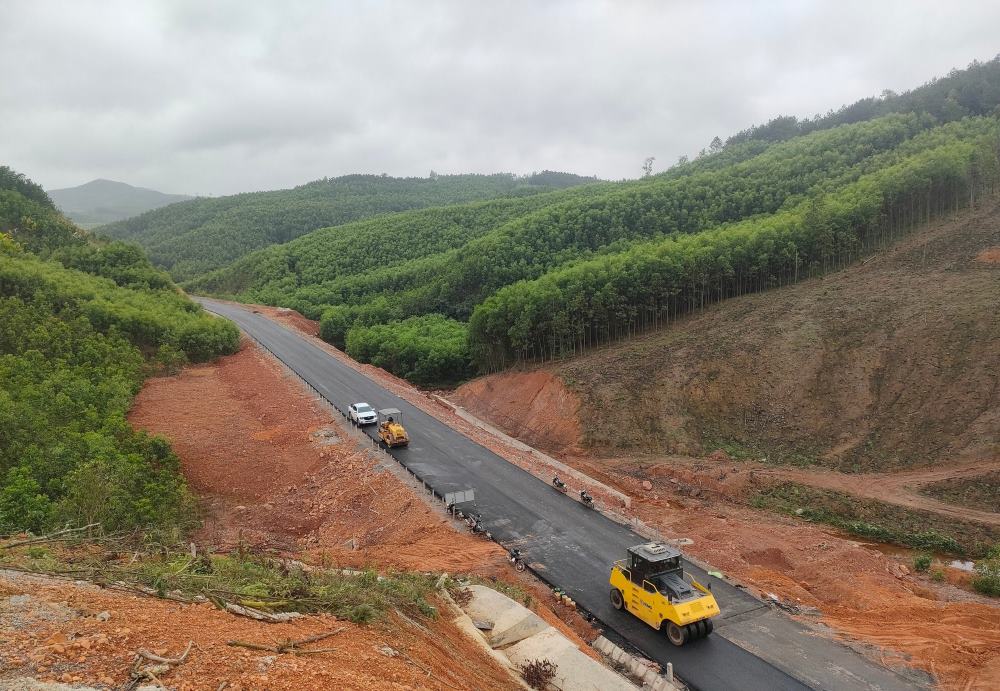 Việc nâng cấp, mở rộng đường gặp khá nhiều khó khăn do phải hạ dốc, cắt cua, vượt rừng đồi, núi, sông, suối…Ảnh: Nguyễn Hùng