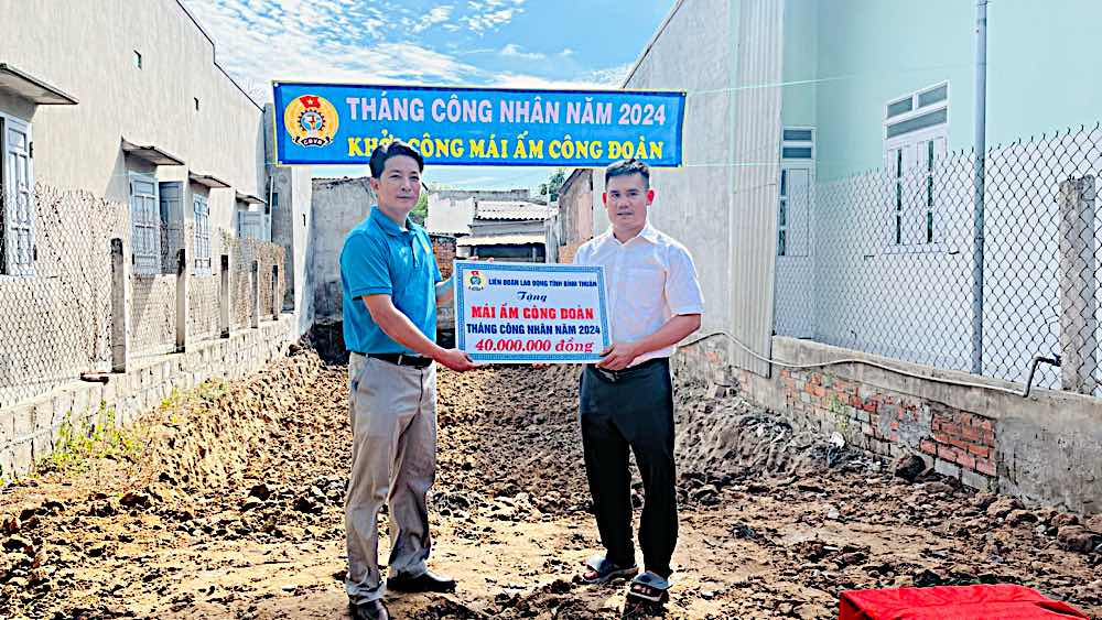 Chủ tịch LĐLĐ huyện Tuy Phong trao hỗ trợ Mái ấm Công đoàn cho đoàn viên Hồ Hải Lương tại lễ khởi công xây dựng nhà. Ảnh: Duy Tuấn