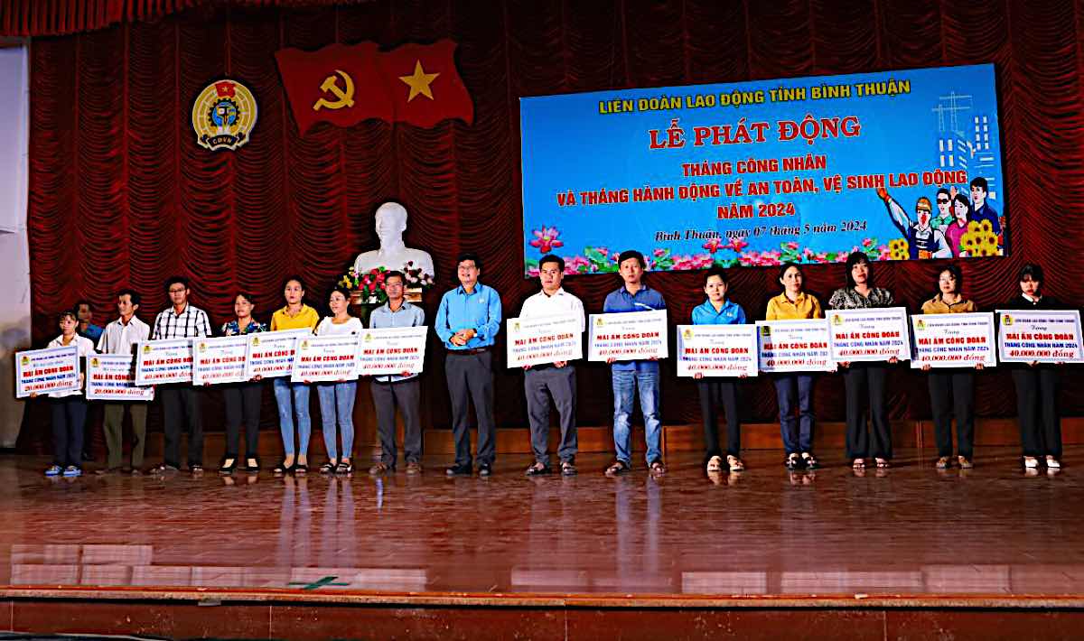 Chủ tịch LĐLĐ tỉnh Bình Thuận trao hỗ trợ kinh phí xây dựng, sửa chữa 14 “Mái ấm Công đoàn”. Ảnh: Duy Tuấn