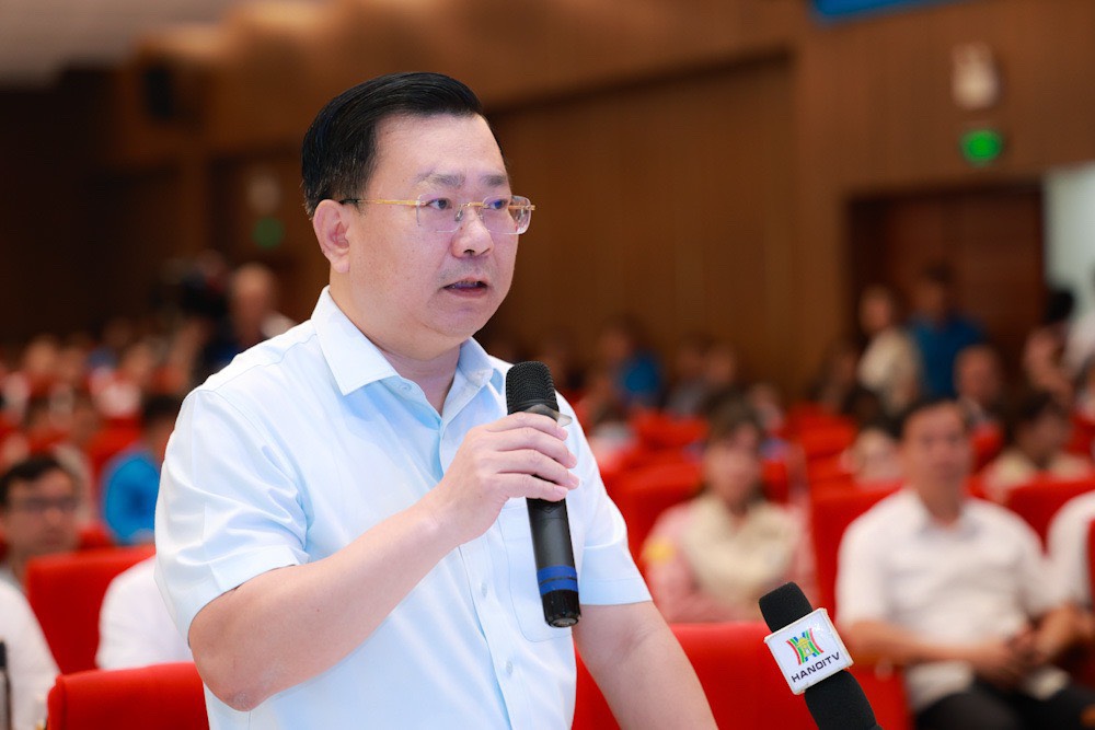 Võ Nguyên Phong – Giám đốc Sở Xây dựng Hà Nội trả lời các câu hỏi của công nhân về nhà ở xã hội. Ảnh: Hải Nguyễn