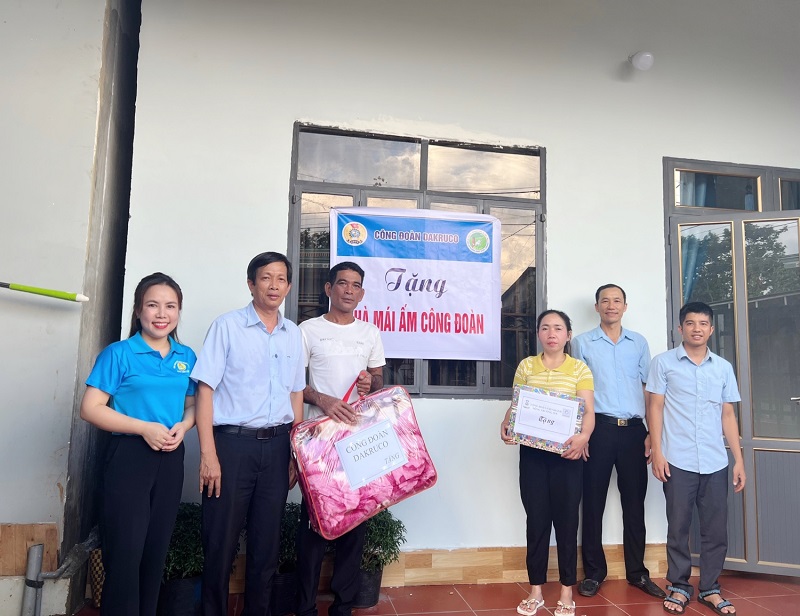Công đoàn cơ sở Công ty Cổ phần Cao su Đắk Lắk trao tặng Mái ấm Công đoàn cho người lao động có hoàn cảnh khó khăn. Ảnh: Bảo Trung