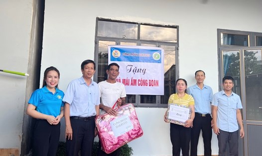 Công đoàn cơ sở Công ty Cổ phần Cao su Đắk Lắk trao tặng Mái ấm Công đoàn cho người lao động có hoàn cảnh khó khăn. Ảnh: Bảo Trung