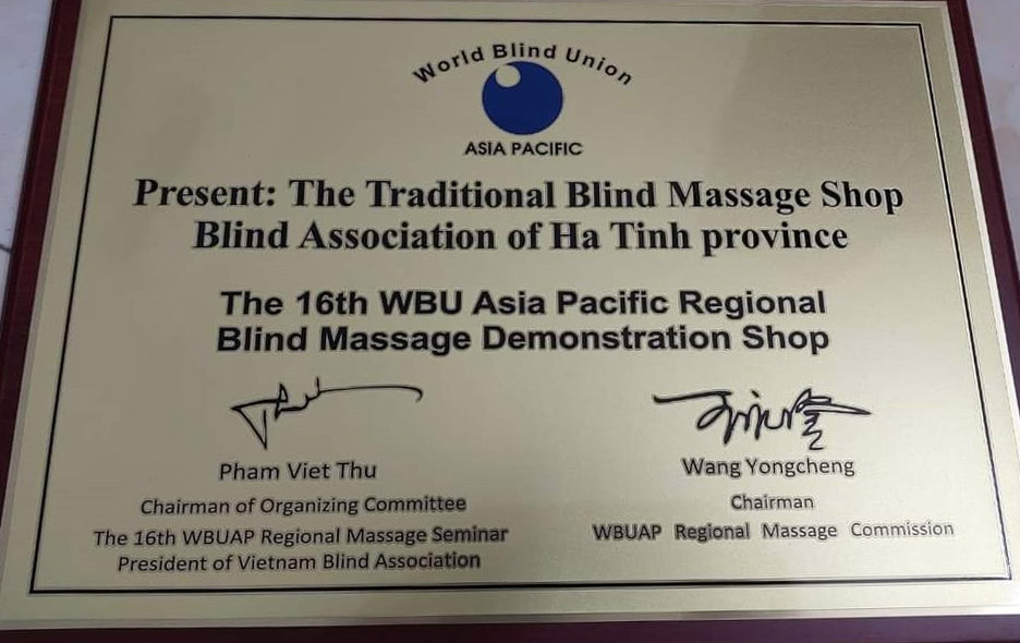 Hội người mù Khu vực châu Á Thái Bình Dương chứng nhận cơ sở mát xa Hội người mù Hà Tĩnh là cơ sở kiểu mẫu. Ảnh: Lê Văn Vỵ
