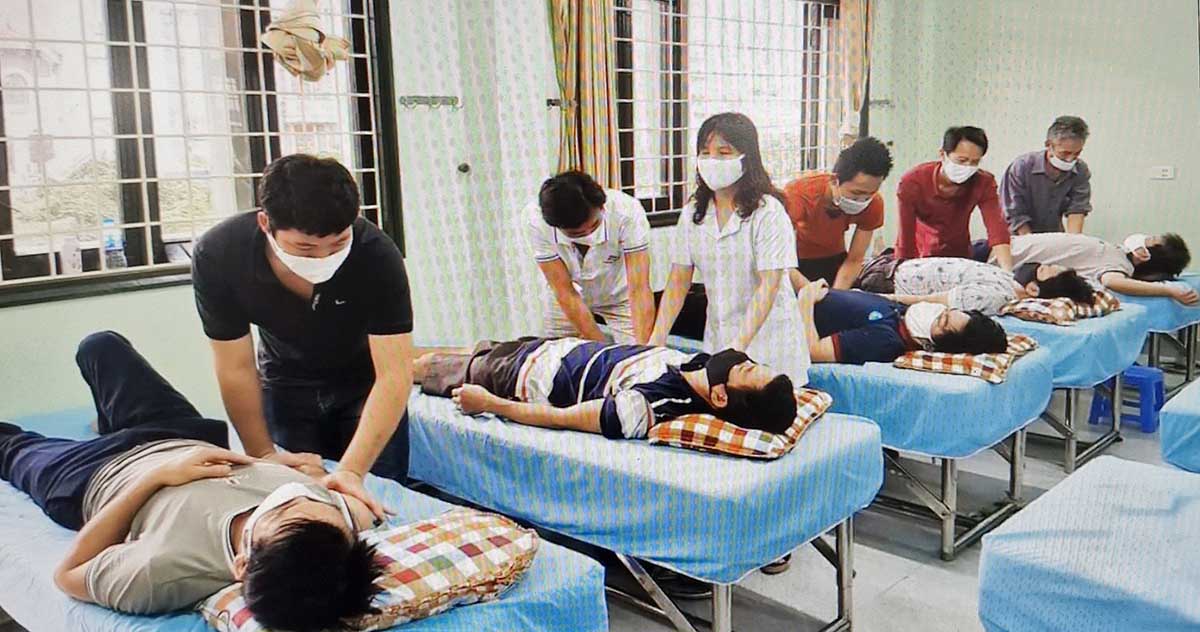 Nghề tẩm quất, mát xa đã tạo sinh kế bền vững cho hàng trăm người mù tại Hà Tĩnh. Ảnh: Lê Văn Vỵ