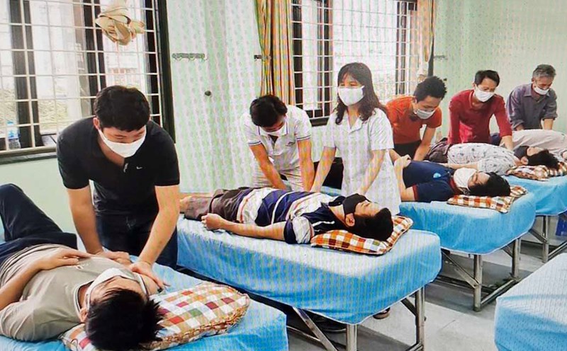 Nghề tẩm quất, mát xa đã tạo sinh kế bền vững cho hàng trăm người mù tại Hà Tĩnh. Ảnh: Lê Văn Vỵ