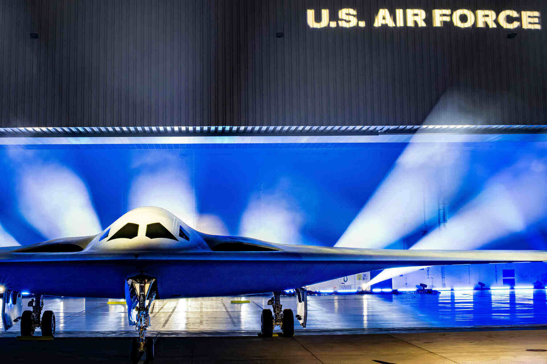 Trải qua quá trình thiết kế và sản xuất trong 7 năm, B-21 được trình làng năm 2022 và được tiến hành bay thử vào 2023. Ảnh: U.S Department of Defense.