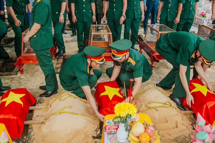 16 hài cốt liệt sĩ quân tình nguyện và chuyên gia được truy điệu, an táng vào sáng nay tại Quảng Bình. Ảnh: C. Thanh