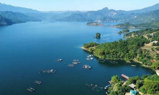 Hồ Hòa Bình có 47 đảo lớn nhỏ, trong đó có 11 đảo đá vôi. Ảnh: ĐVCC